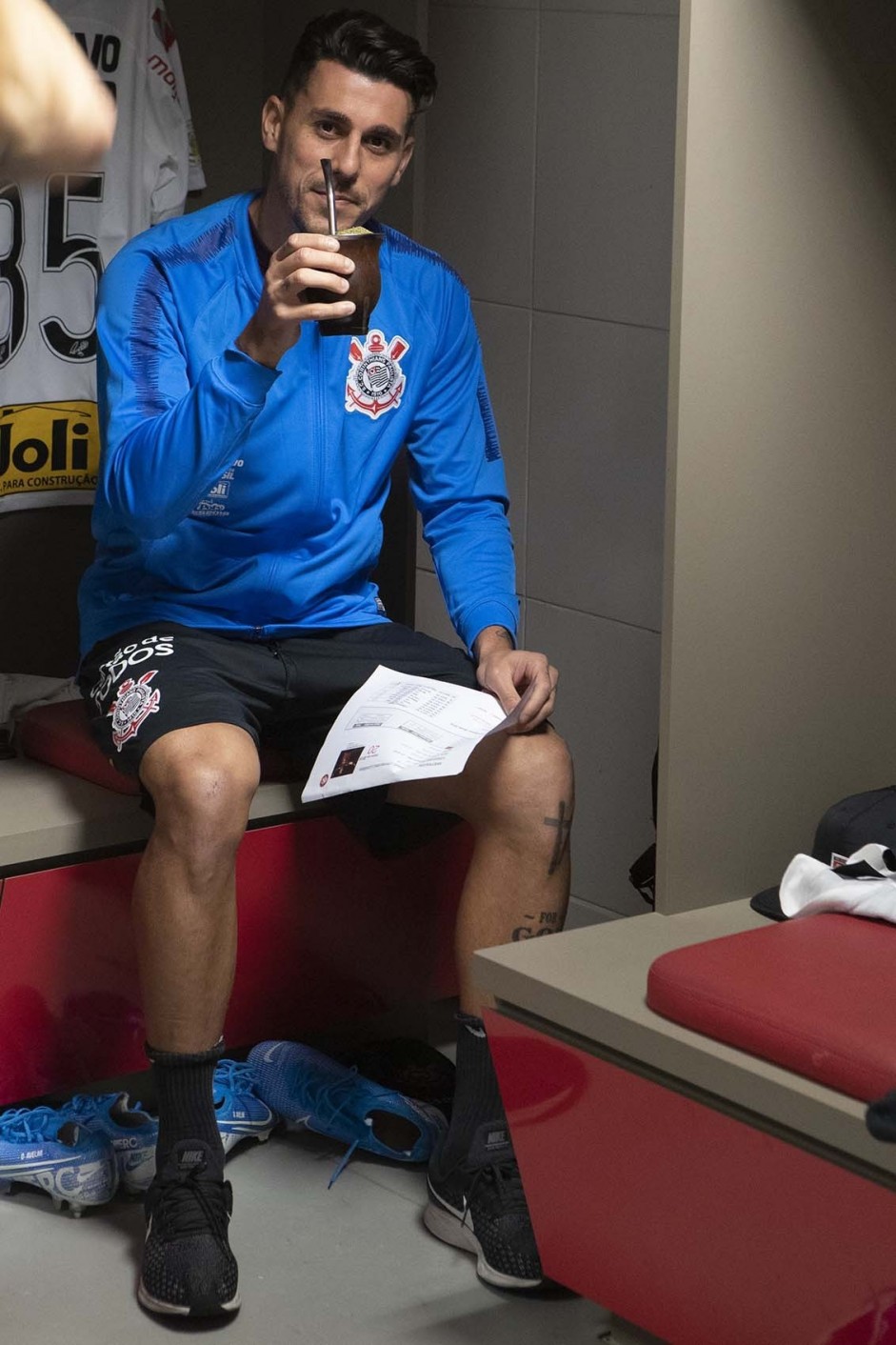 Avelar chega ao vestiário do Beira Rio, antes do duelo contra o Internacional