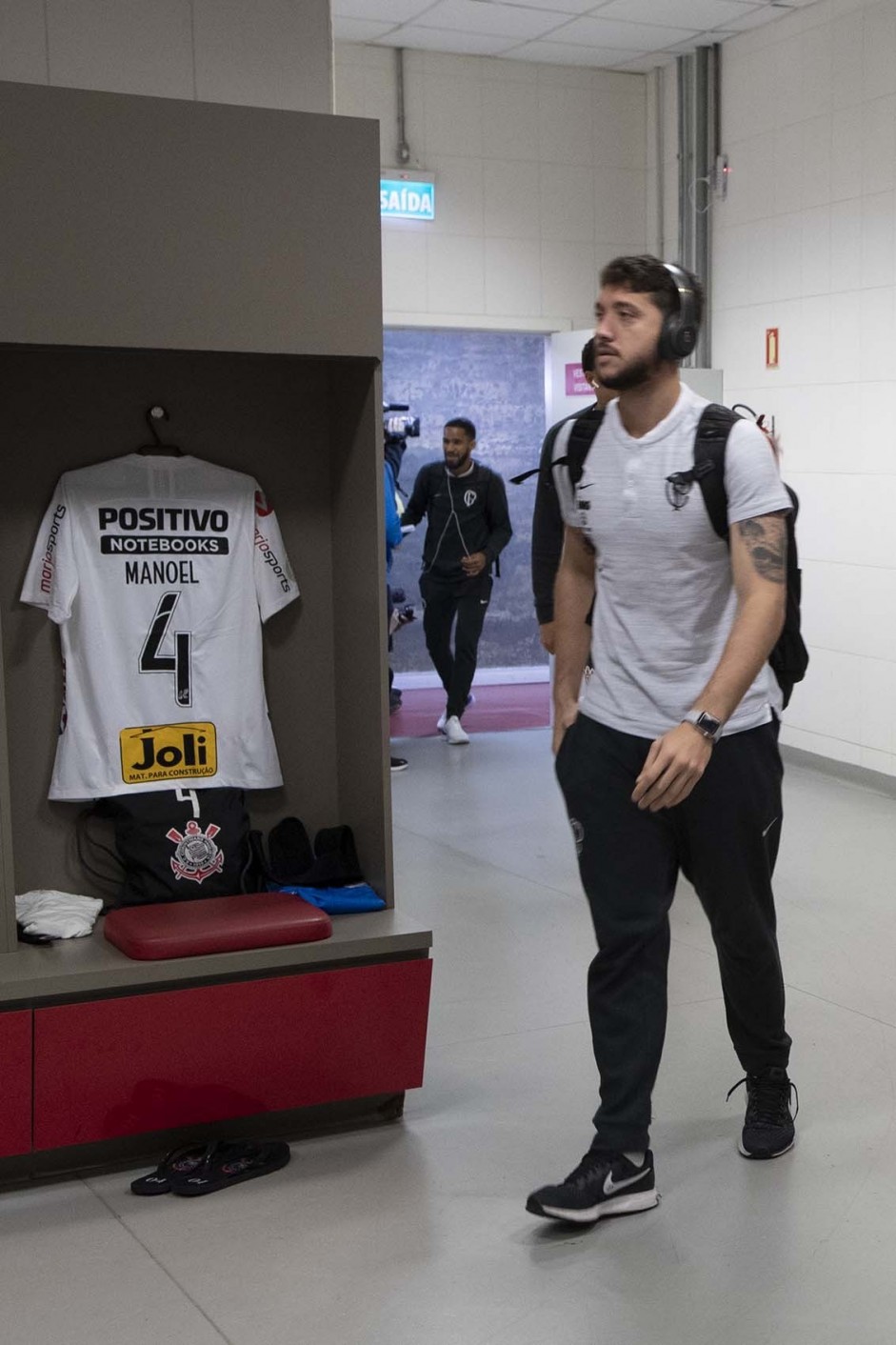 Caíque França chega ao vestiário do Beira Rio, antes do duelo contra o Internacional