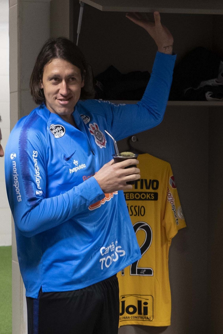 Cássio chega ao vestiário do Beira Rio, antes do duelo contra o Internacional