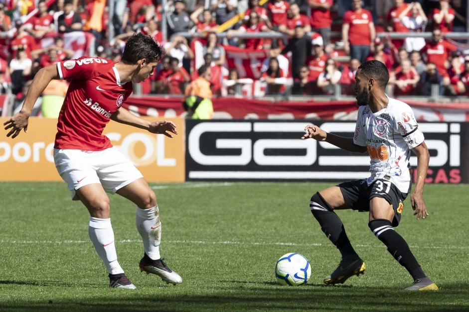Everaldo no jogo contra o Internacional, pelo Brasileirão, fora de casa