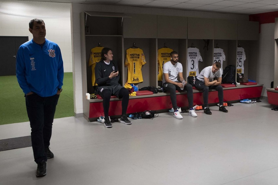 Fábio Carille e jogadores chega ao vestiário do Beira Rio, antes do duelo contra o Internacional
