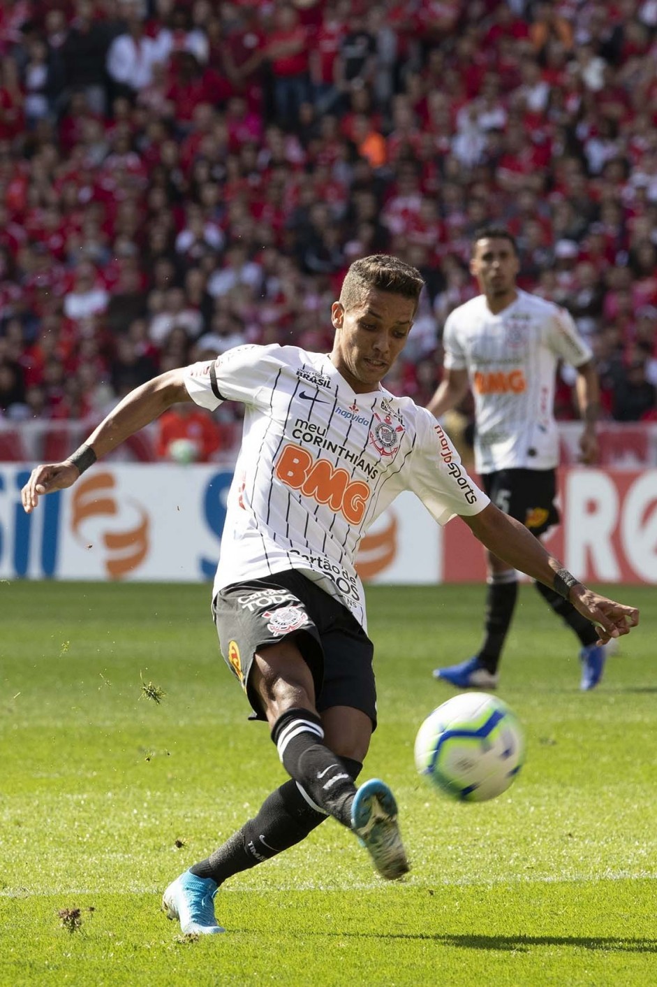 Meia Pedrinho no jogo contra o Internacional, pelo Brasileirão