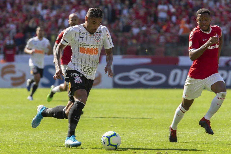 Volante Júnior Urso no jogo contra o Internacional, pelo Brasileirão