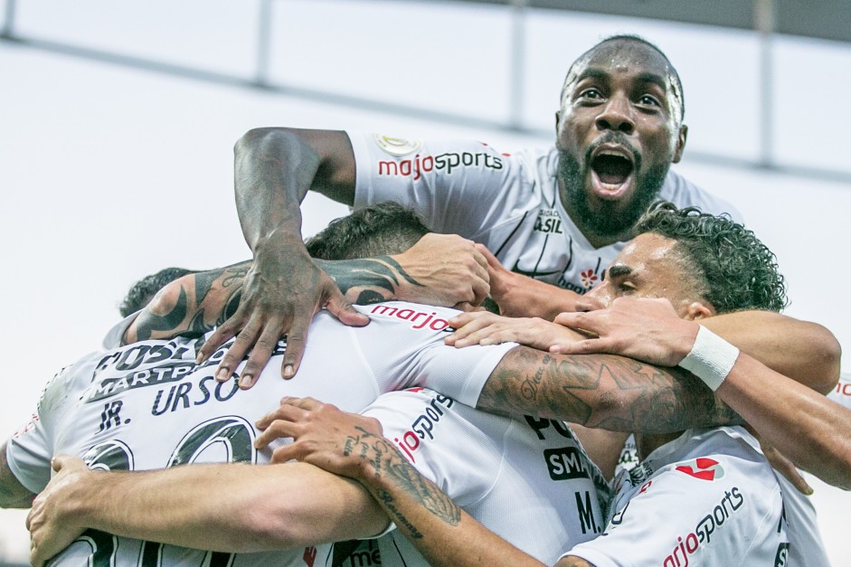 Jogadores comemoram com Boselli o gol do argentino, contra o Botafogo, na Arena Corinthians