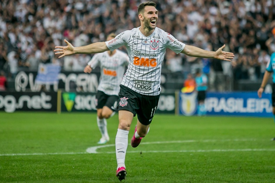Mauro Boselli comemora seu gol contra o Botafogo, pelo Brasileiro 2019