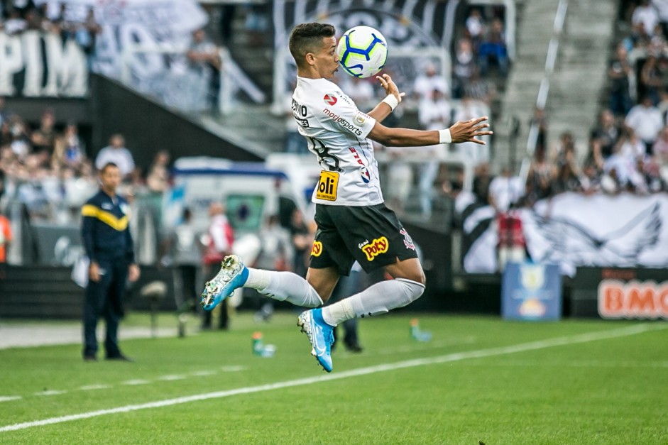 Pedrinho em jogada contra o Botafogo, pelo Brasileiro, na Arena Corinthians