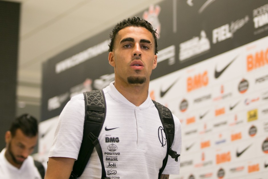 Volante Gabriel chega  Arena Corinthians para duelo contra o Botafogo