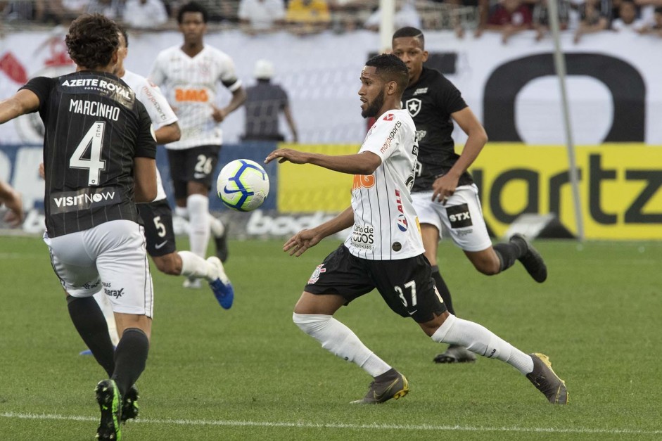 Everaldo durante partida contra o Botafogo, na Arena Corinthians, pelo Brasileiro