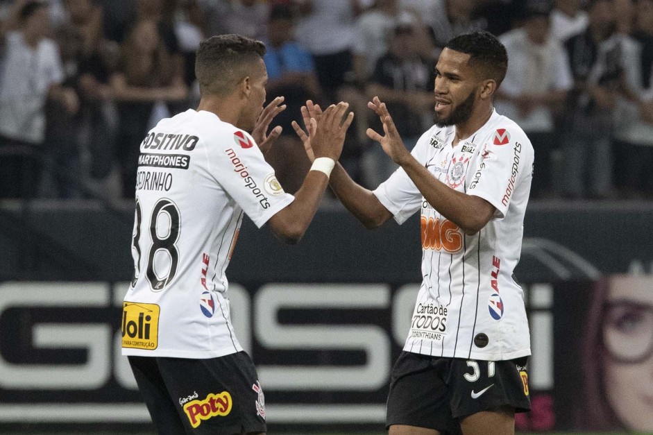 Everaldo e Pedrinho durante partida contra o Botafogo, na Arena Corinthians, pelo Brasileiro