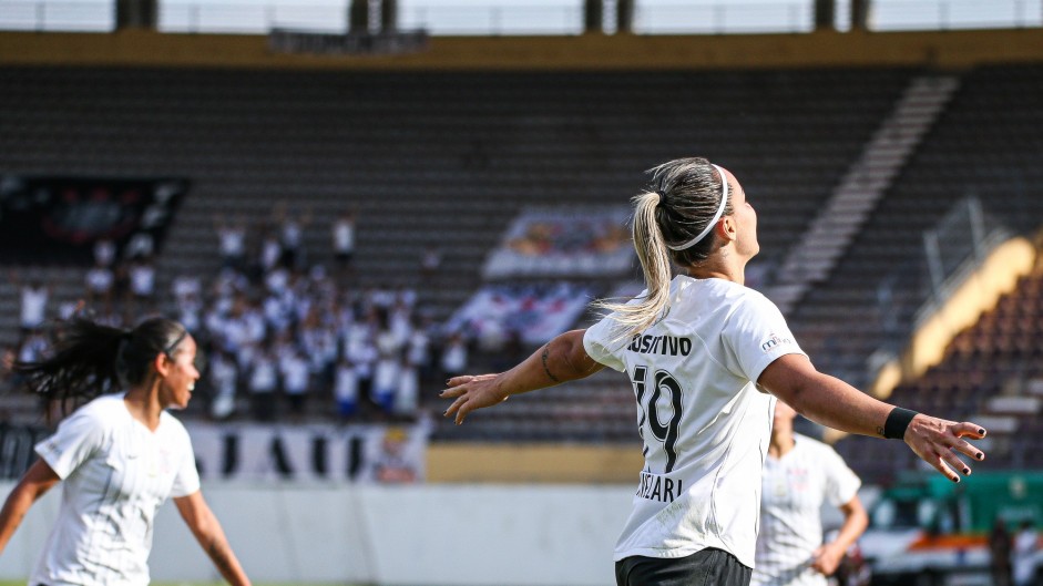 Giovanna comemorando gol contra a Ferroviria, pelo Paulista Feminino