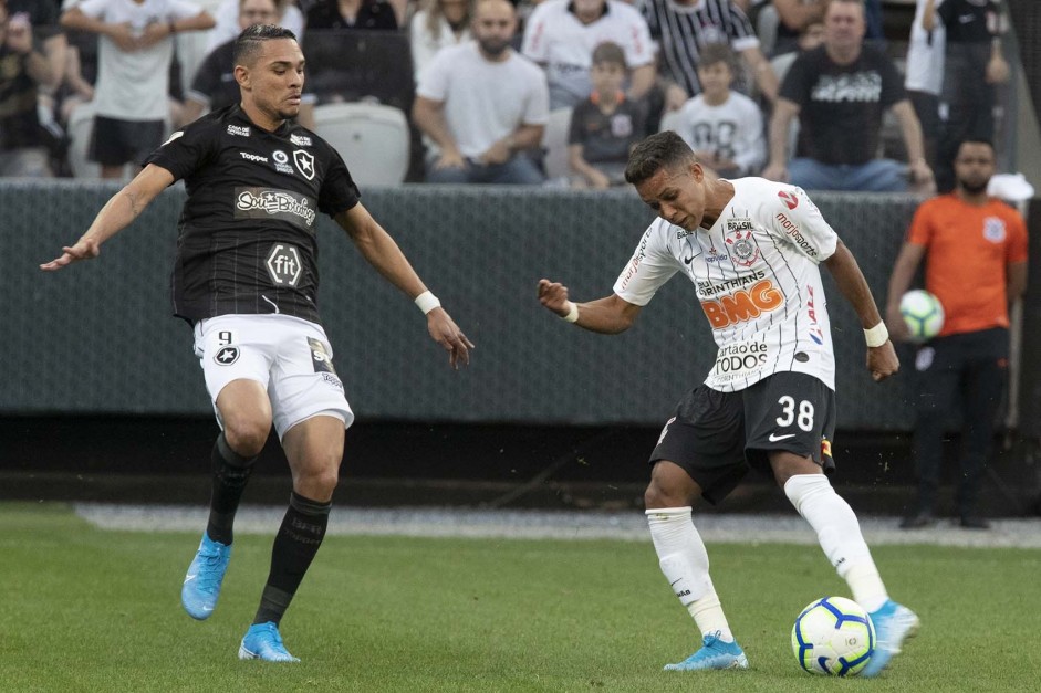 Pedrinho durante partida contra o Botafogo, na Arena Corinthians, pelo Brasileiro