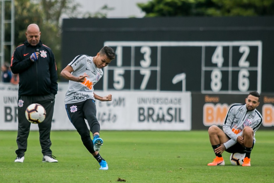 Pedrinho e Clayson no treino do Corinthians desta tera-feira no CT Joaquim Grava