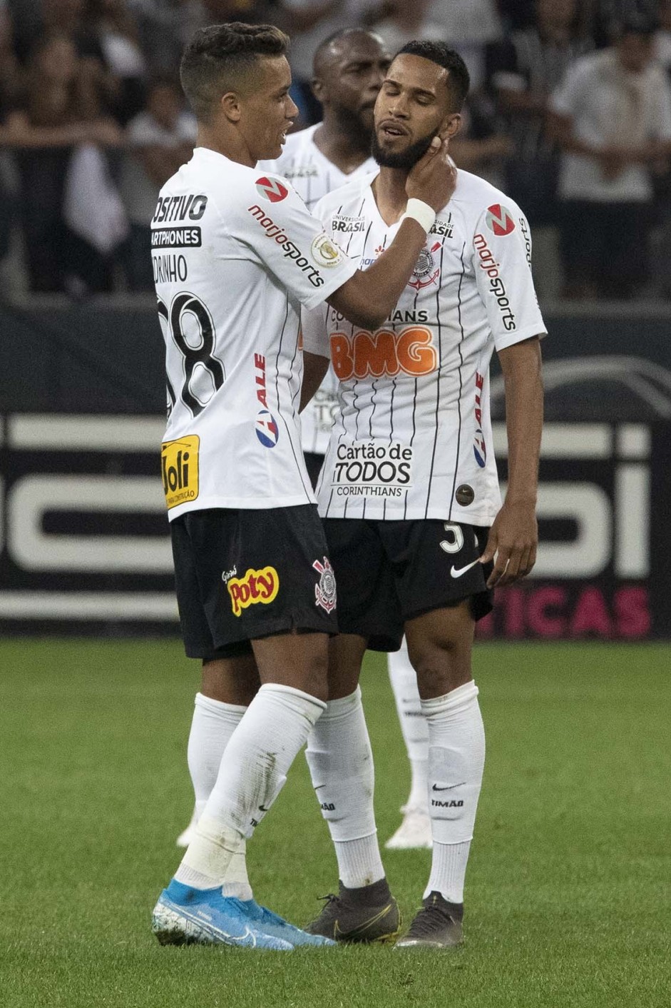 Pedrinho e Everaldo durante partida contra o Botafogo, na Arena Corinthians, pelo Brasileiro