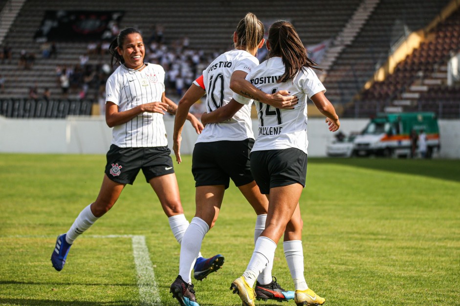 Victria, Giovanna e Millene durante jogo contra a Ferroviria, pelo Campeonato Paulista Feminino