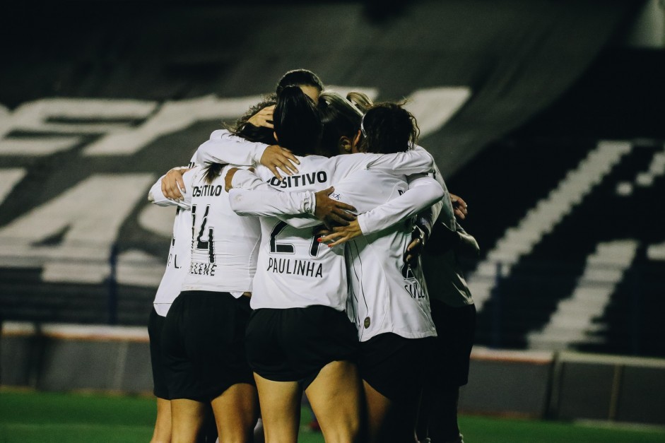 Meninas do Corinthians durante jogo contra o São José ...