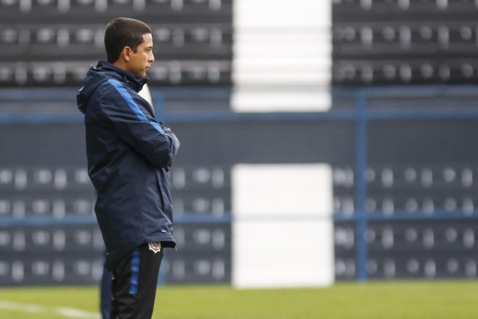 Treinador do Corinthians Sub17 durante jogo contra o Noroeste pelo Campeonato Paulista Sub17