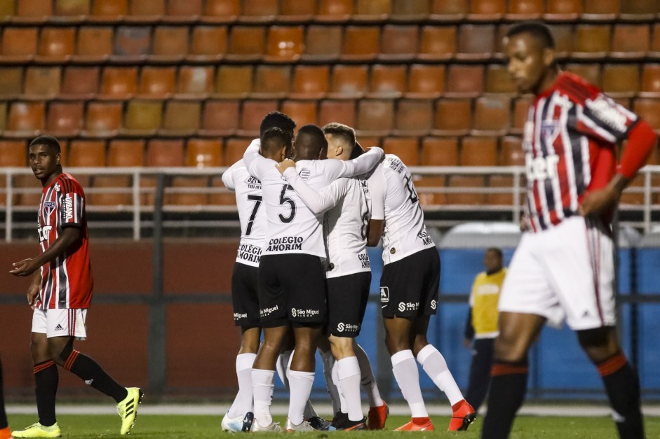 Elenco do Corinthians Sub-20 comemorando gol contra o So Paulo, pelo Brasileiro da categoria