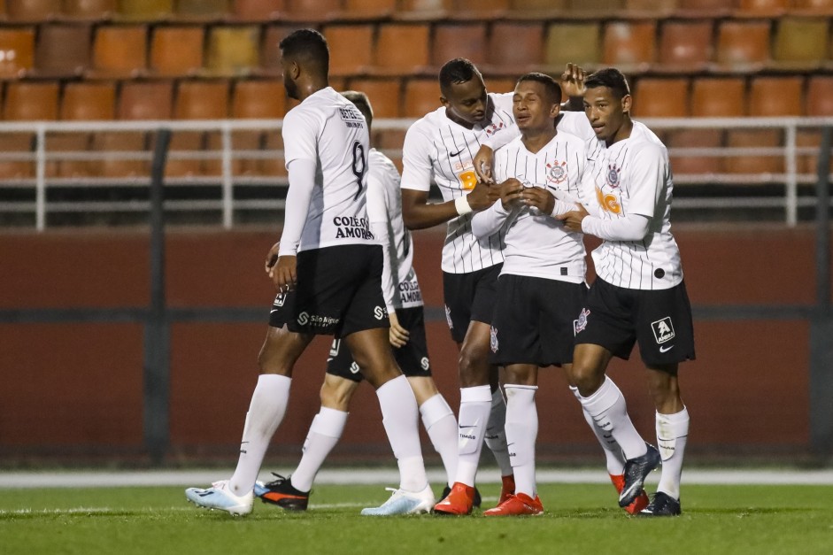 Jogadores do Corinthians comemorando gol contra o So Paulo, pelo Brasileiro Sub-20