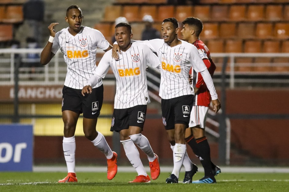 Jogadores do Corinthians enfrentaram o So Paulo, pelo Brasileiro Sub-20