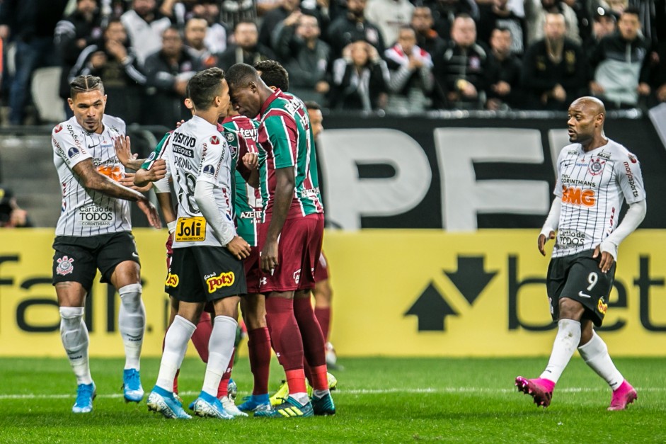 Corinthians e Fluminense ficaram no empate por 0 a 0 na partida de ida