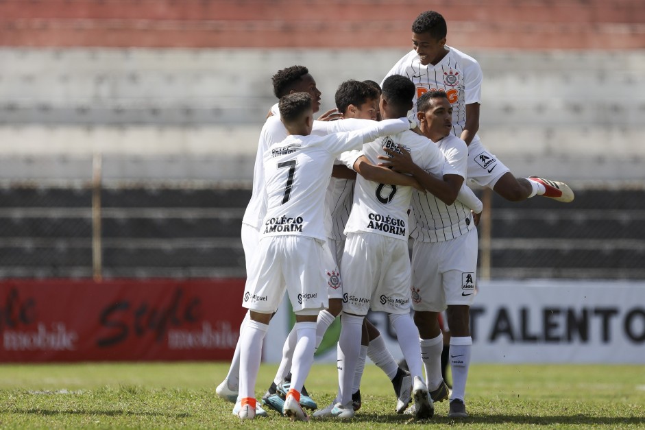 Garotos do Corinthians Sub17 comemorando goleada sobre o Paulista