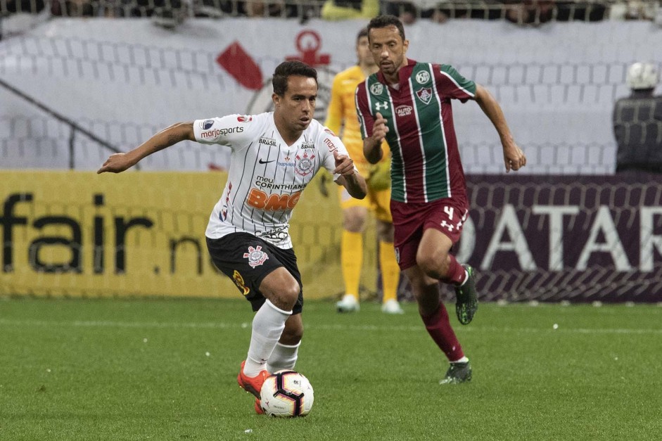 Corinthians e Fluminense se enfrentam neste domingo