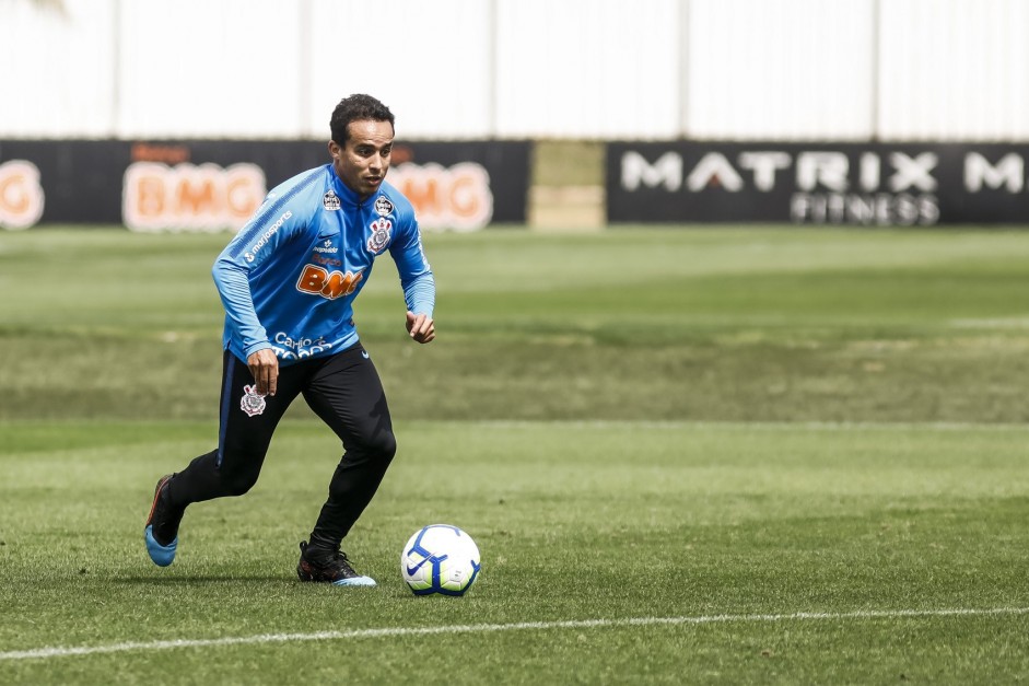 Meia Jadson durante último treino antes do jogo contra o Avaí, pelo Brasileirão