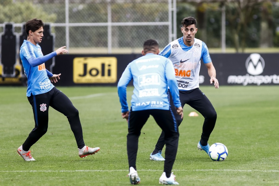 Vital e Avelar durante último treino antes do jogo contra o Avaí, pelo Brasileirão