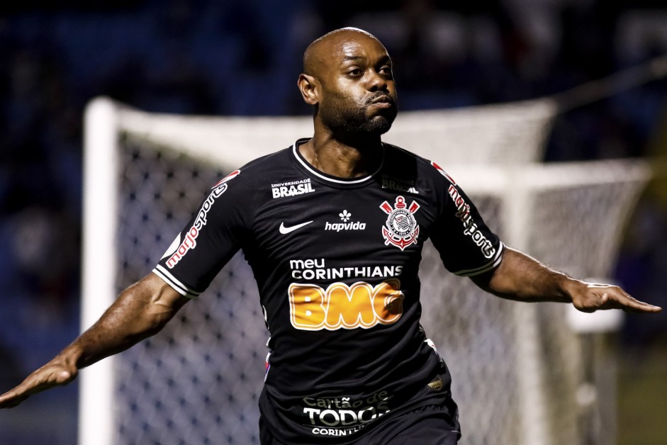 Love feliz com seu gol contra o Avaí, pelo Brasileirão