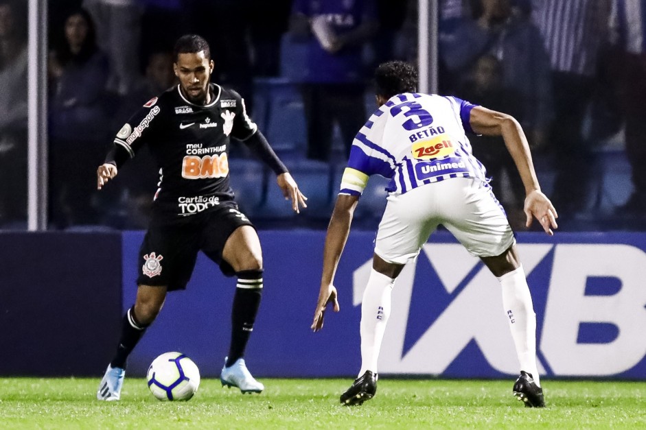 Everaldo no duelo contra o Avaí, pelo Brasileirão, na Ressacada