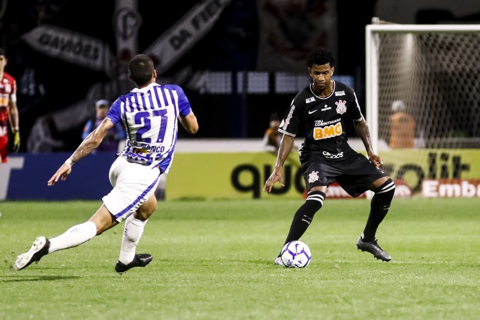 Zagueiro Gil no duelo contra o Ava, pelo Brasileiro, na Ressacada