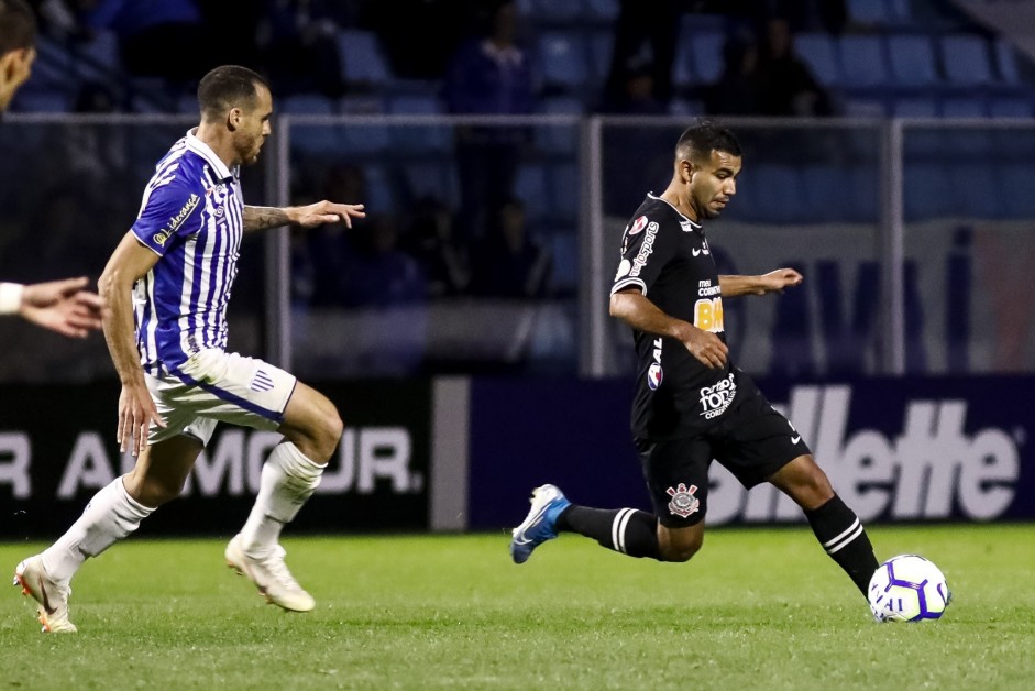 Meia Sornoza no duelo contra o Avaí, pelo Brasileirão, na Ressacada