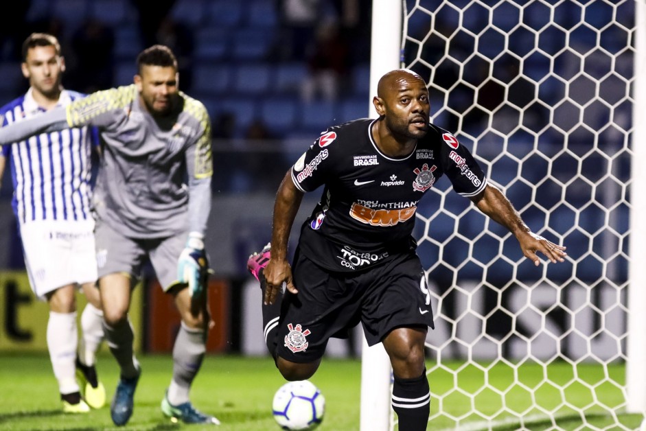 Vagner Love no duelo contra o Avaí, pelo Brasileirão, na Ressacada