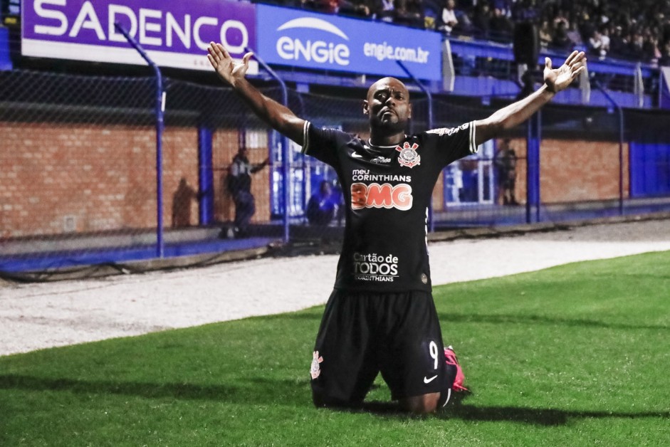 Vagner Love comemorando seu gol contra o Ava