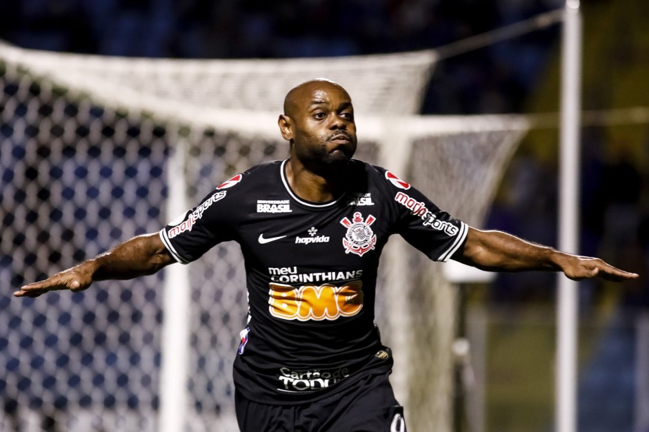 Love marcou o gol de empate contra o Avaí, na Ressacada