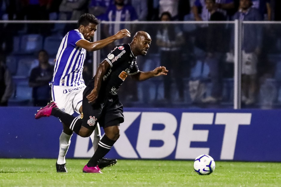 Atacante Love no duelo contra o Avaí, pelo Brasileirão, na Ressacada