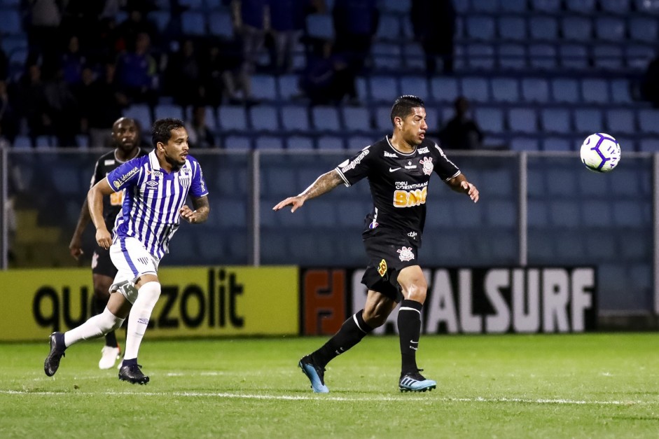 Volante Ralf no duelo contra o Avaí, pelo Brasileirão, na Ressacada