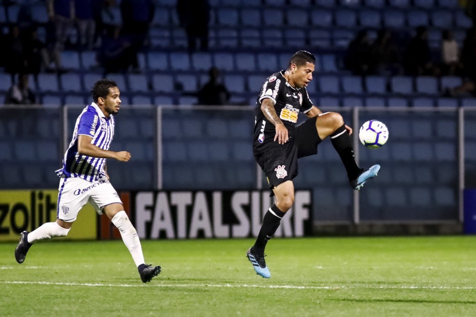 Volante Ralf no duelo contra o Avaí, pelo Brasileirão