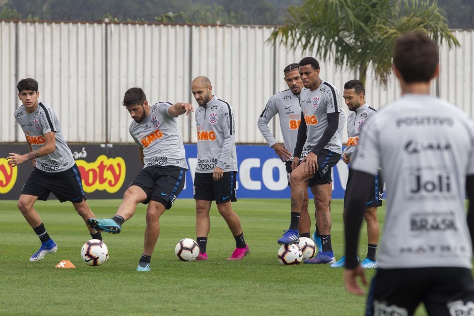 Araos, Méndez e companheiros no último treino preparatório para embate contra o Fluminense