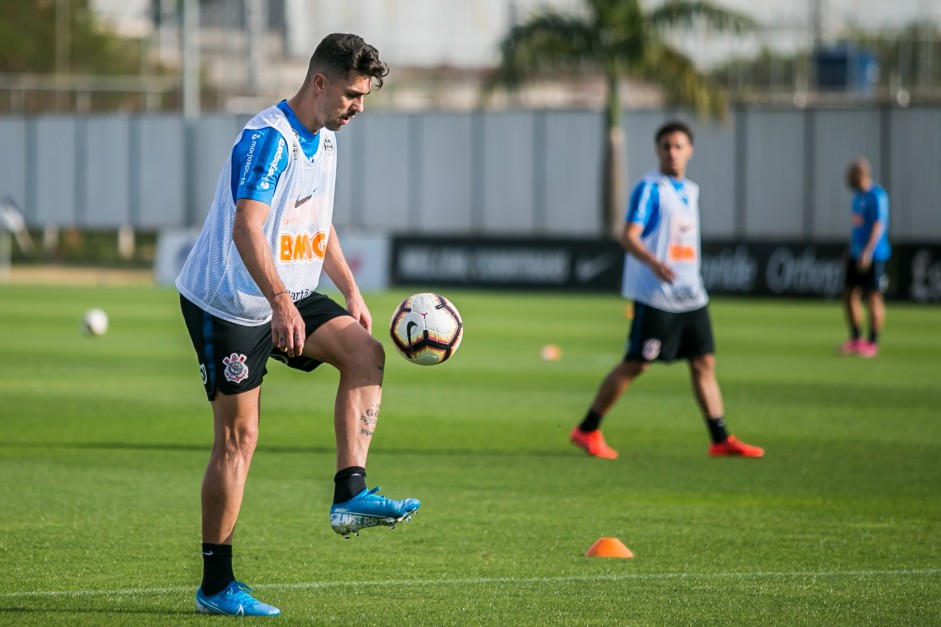 Danilo Avelar no treino preparatrio para duelo contra o Fluminense, pela Sul-Americana