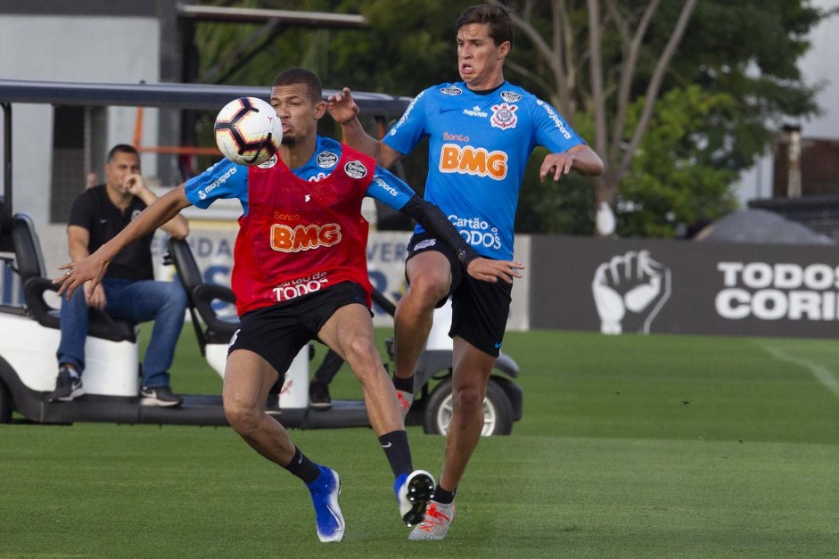 Joo Victor e Vital durante primeiro treino preparatrio para jogo contra o Fluminense, na quinta