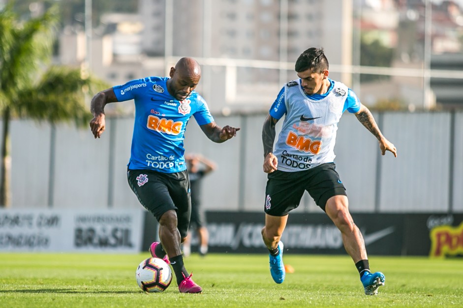 Love e Fagner no treino preparatrio para duelo contra o Fluminense, pela Sul-Americana