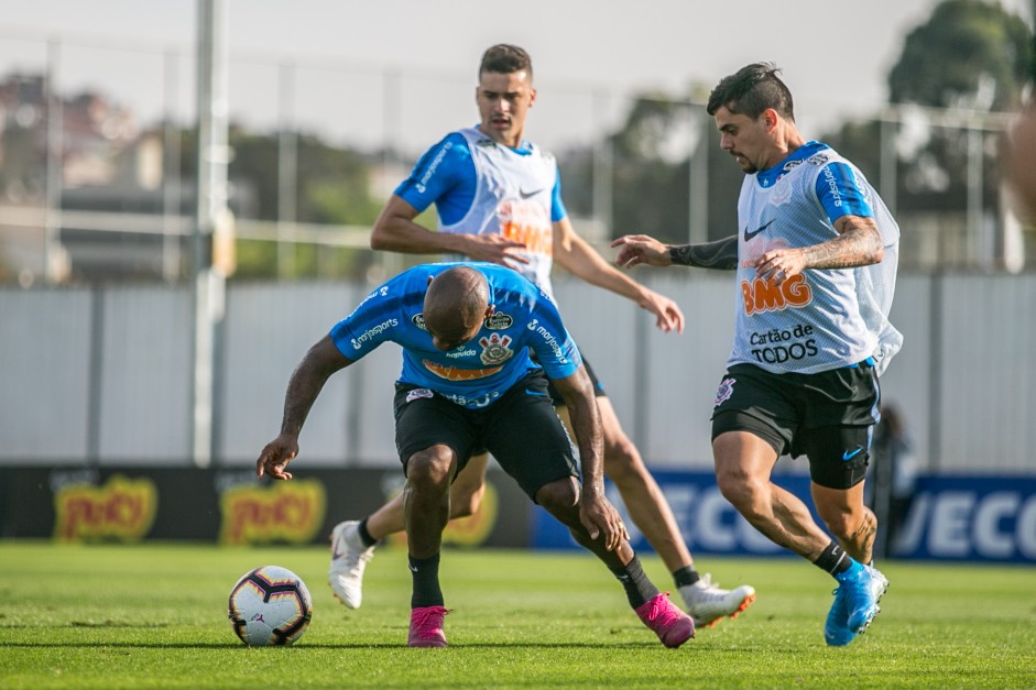 Love, Lo e Fagner no treino preparatrio para duelo contra o Fluminense, pela Sul-Americana