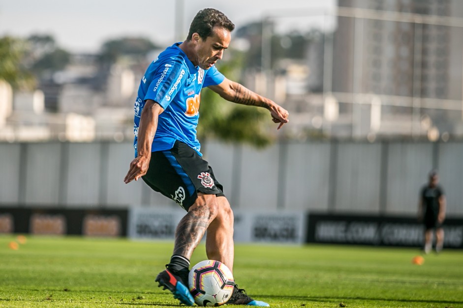 Jadson deixou o Corinthians em 2020, mas o clube ainda deve valores acordados no momento de sua sada