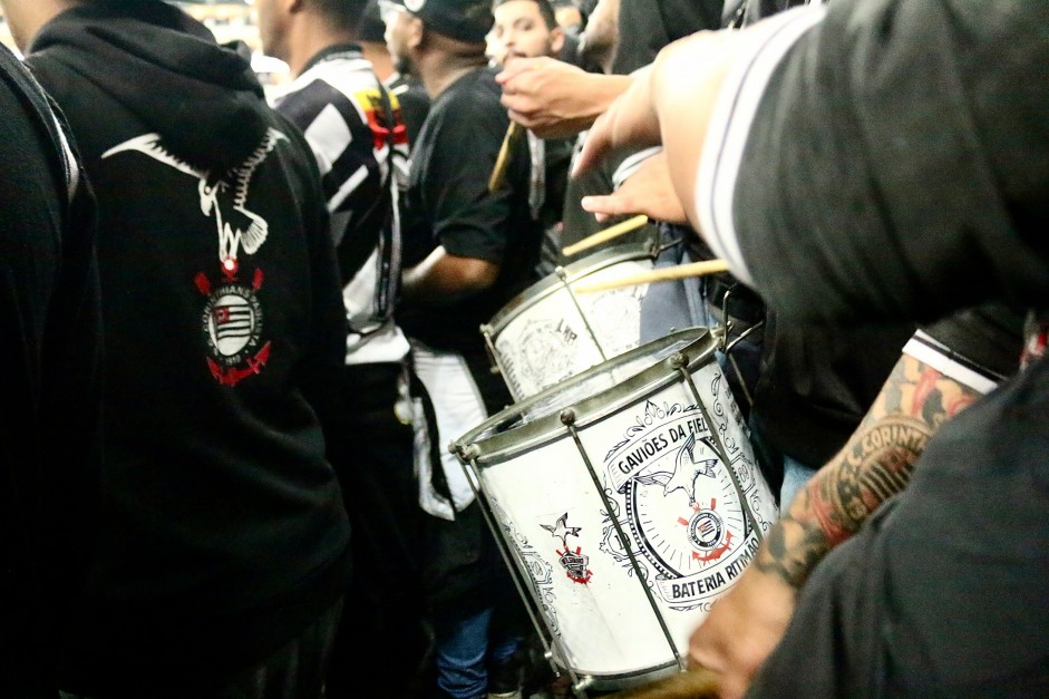 Torcida do Corinthians fez festa no jogo contra o Fluminense, pela Sul-Americana, na Arena