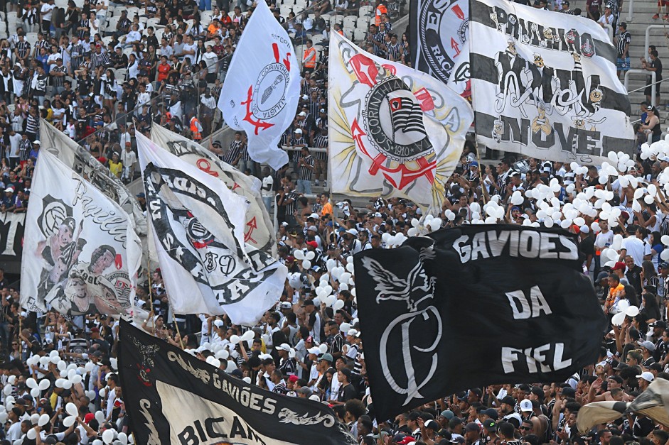 Bandeiras do Corinthians em dias de jogos