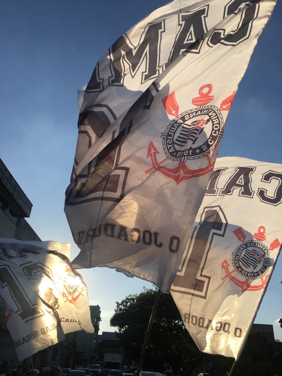Belas imagens de bandeiras do Corinthians em dias de jogos