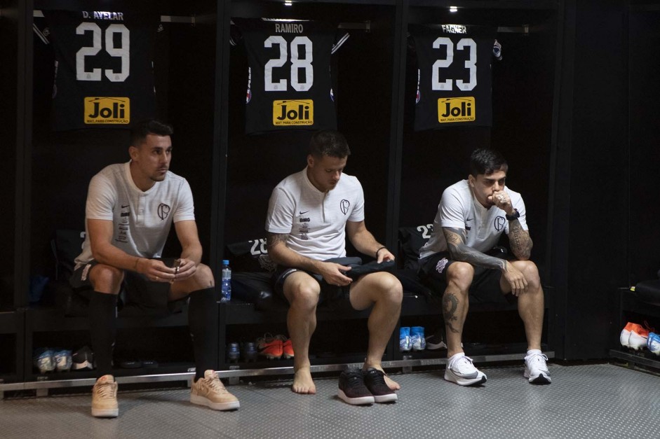 Avelar, Ramiro e Fagner no vestirio do Maracan antes do jogo contra o Fluminense