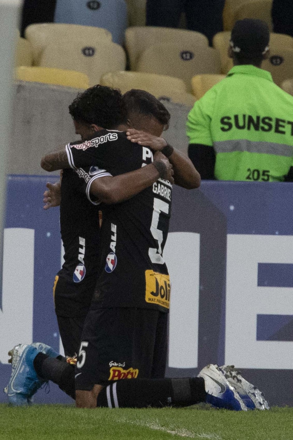 Jogadores comemorando gol de Pedrinho contra o Fluminense, pela Sul-Americana