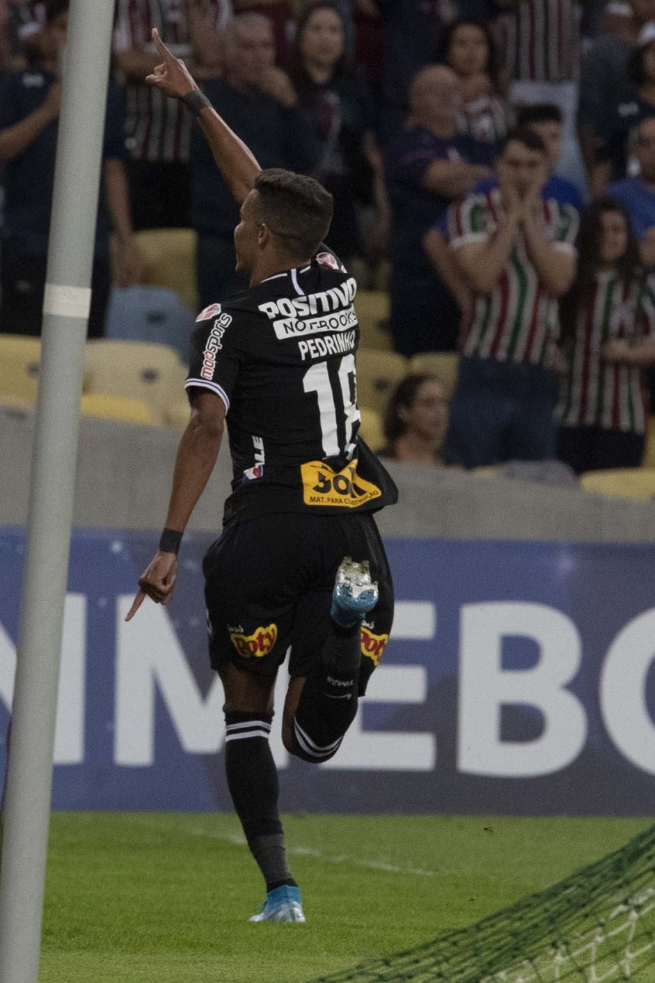 Pedrinho comemora seu gol contra o Fluminense, no Marcan, pela Sul-Americana